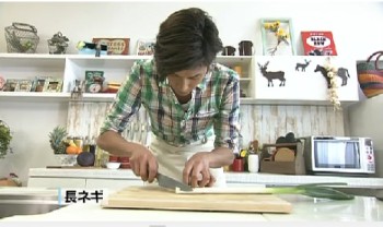 MOKO'sキッチンで包丁をもこみちが包丁で切っている写真